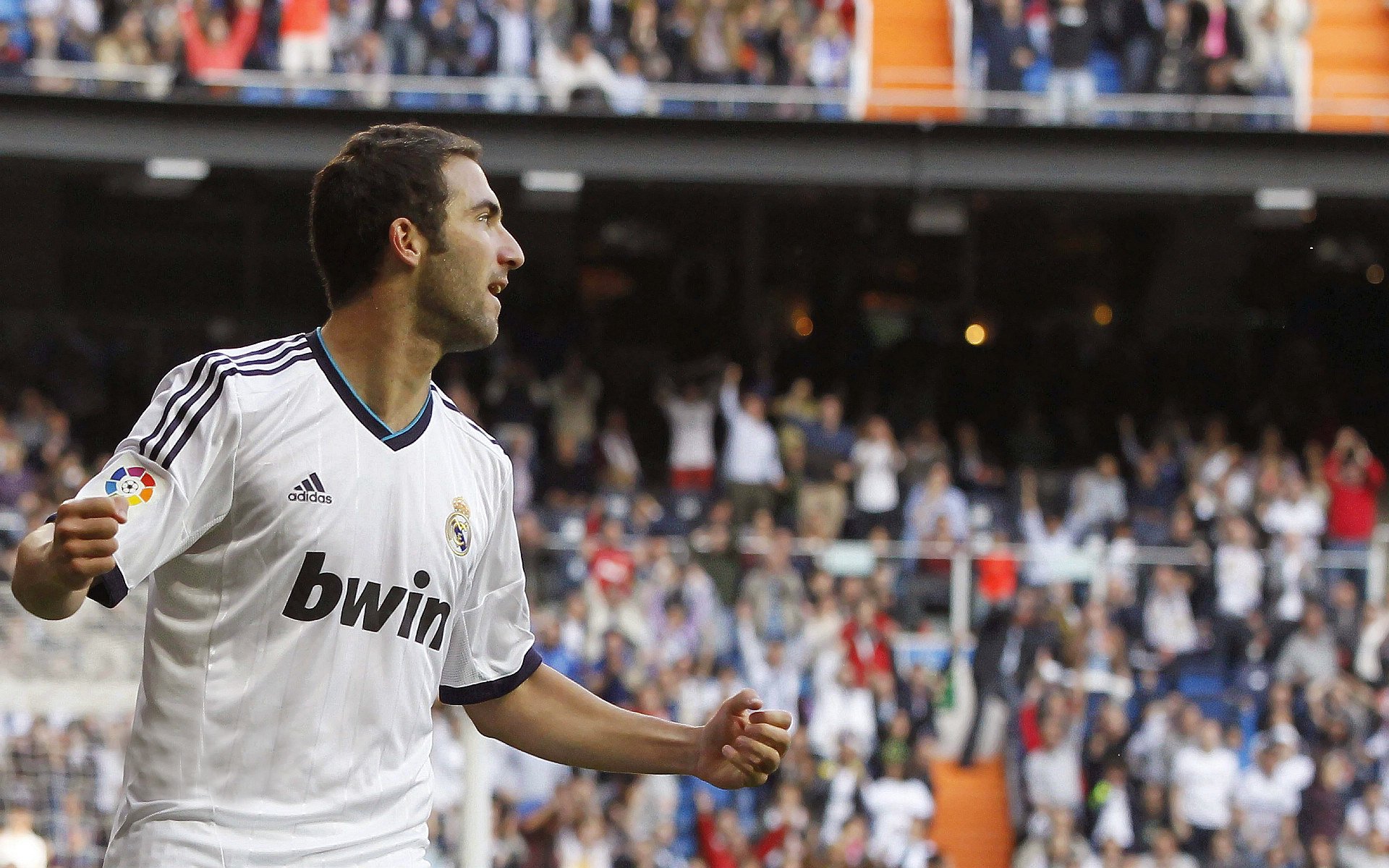 世界杯中场之王：莫德里奇、德布劳内和贝林厄姆三代同场竞技